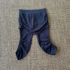 Athleta Skirted Modest Leggings Size Medium Black Capri Cropped Active Stretch